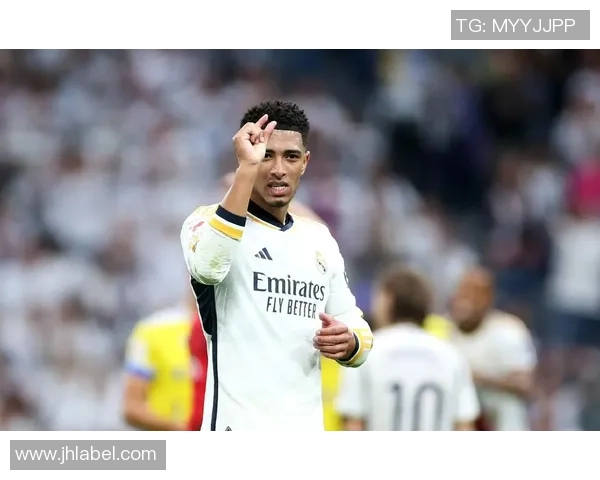 足球球星入场手势解析：他们如何通过动作展现个性与魅力